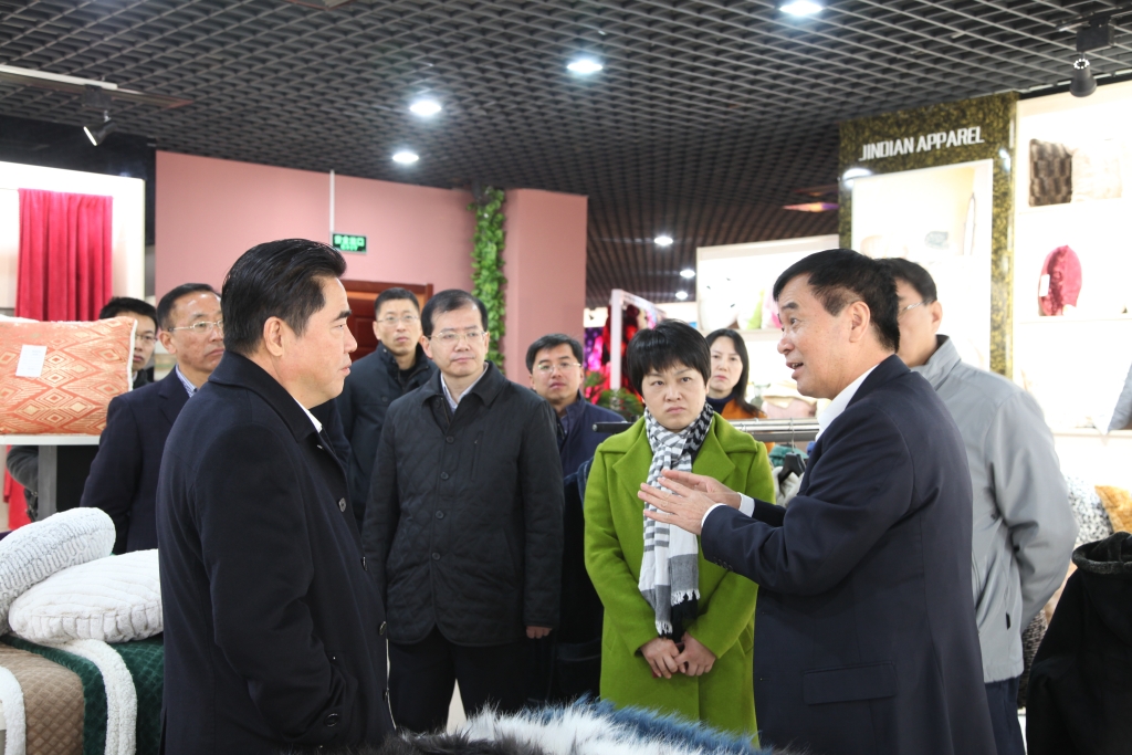2016年11月26日，時任連云港市市長項雪龍來到飛雁毛毯有限公司調研指導工作。